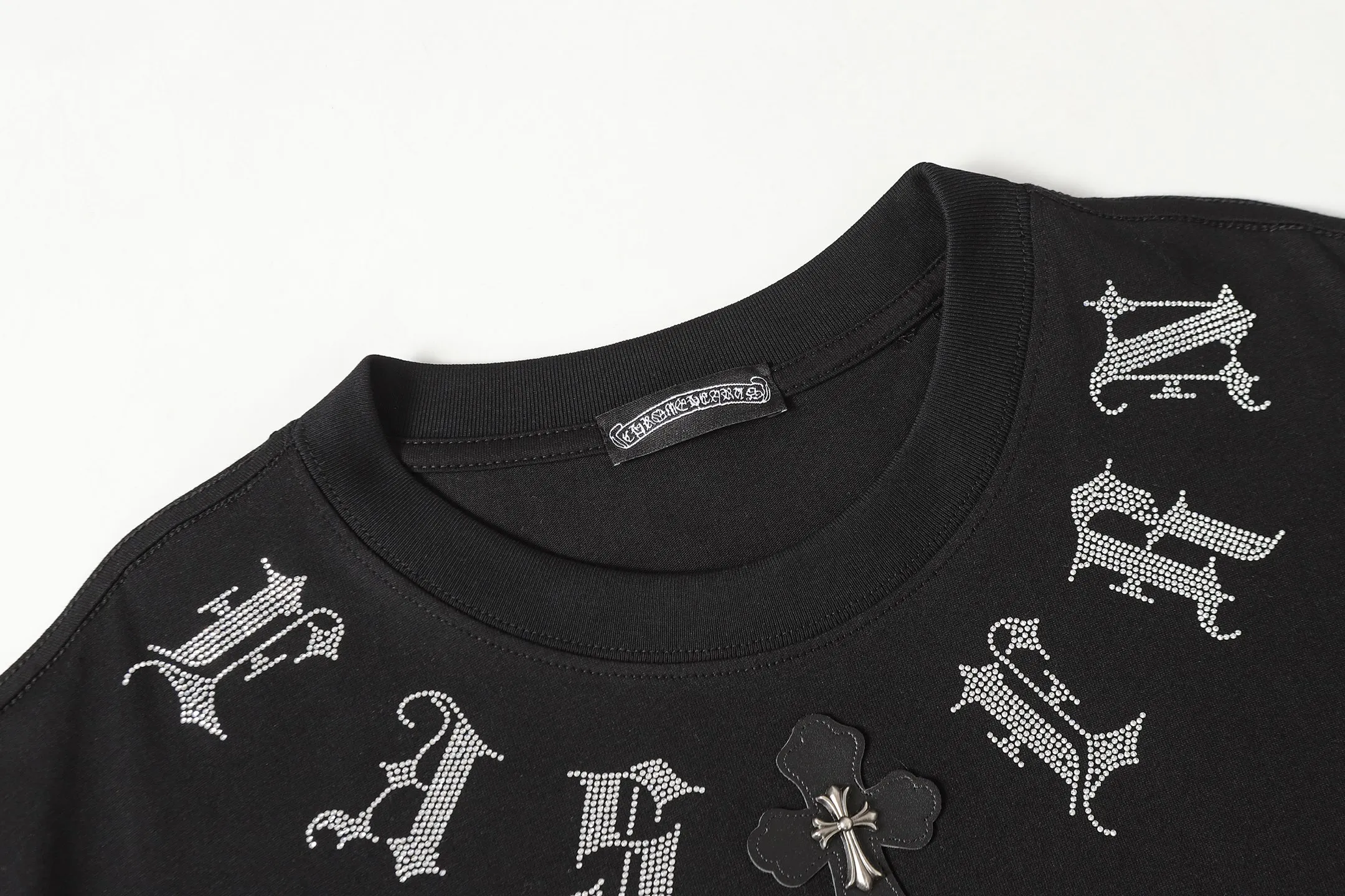 P160 Cross-border running quantity model, please do not place an order if you pursue quality -Chrome Hearts/Chrome Hearts Sanskrit hot diamond Sanskrit horseshoe explosive short-sleeved T-shirt -High weight, high density and high quality, soft, delicate and skin-friendly wool, soft and silky to the touch, excellent warmth and skin-friendly properties -Customized weaving and dyeing, no color difference, no matter the fabric or workmanship details, beat the ordinary version on the market -Colour: black white -Size: S M L XL